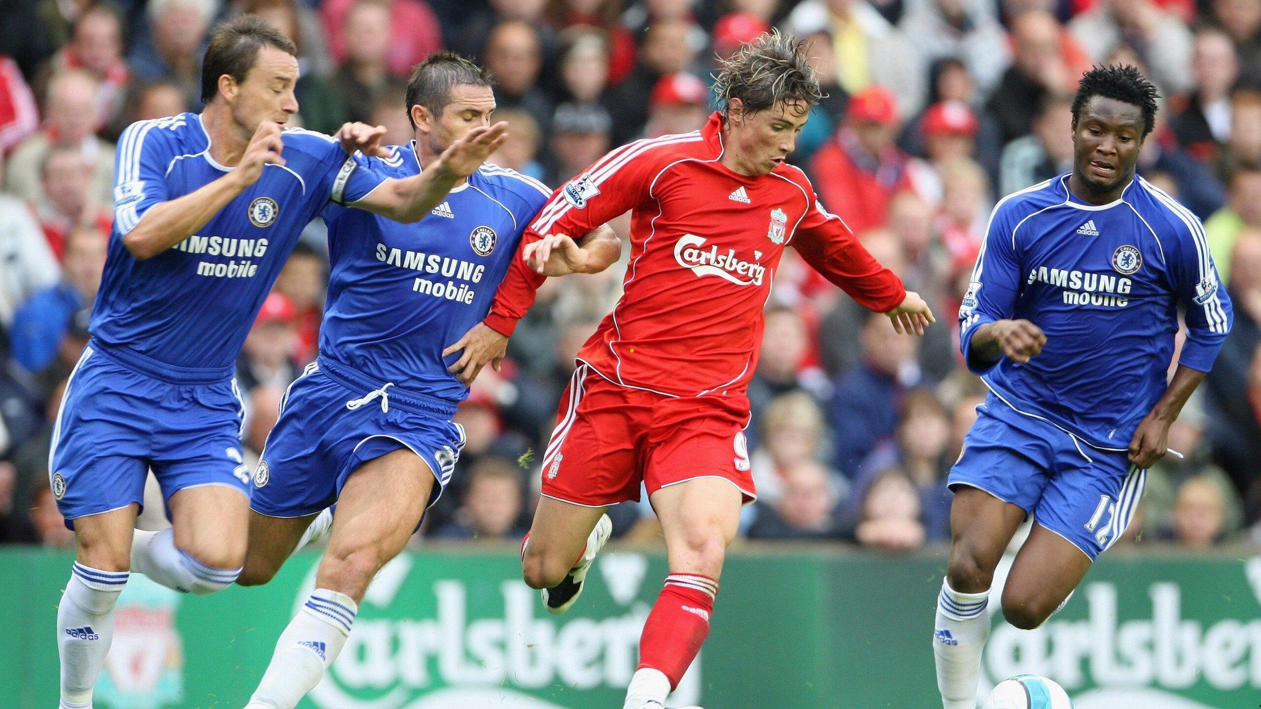 中国斯诺克巨星赵心童惊喜降临伊蒂哈德球场，获赠147号传奇战袍点燃球迷激情